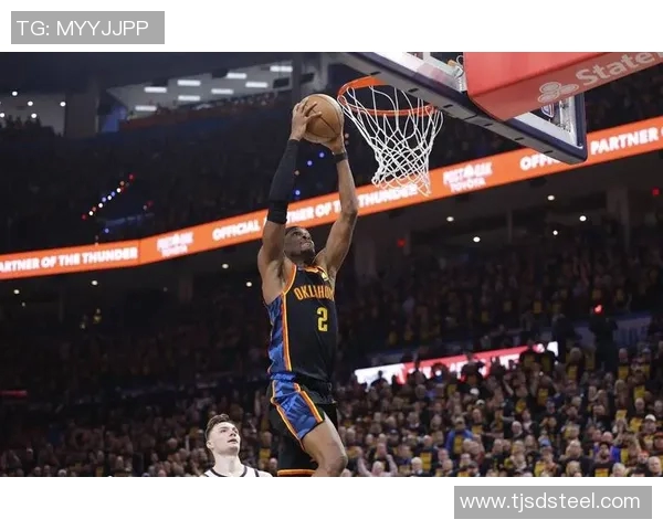 布朗精彩突破助攻怀特底角冷静命中制胜三分球 布朗精彩突破助攻怀特底角冷静命中制胜三分球