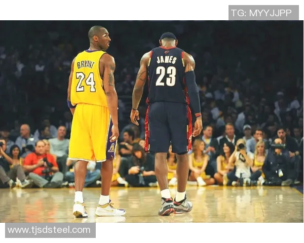 转型教练！湖人vs马刺花絮：詹姆斯场边与助教认真探讨比赛录像