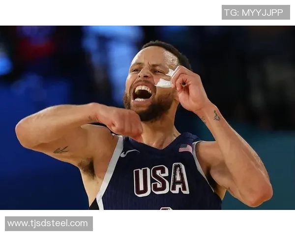 精准打击！库里底角接球 迎着防守高弧度三分砸进篮筐